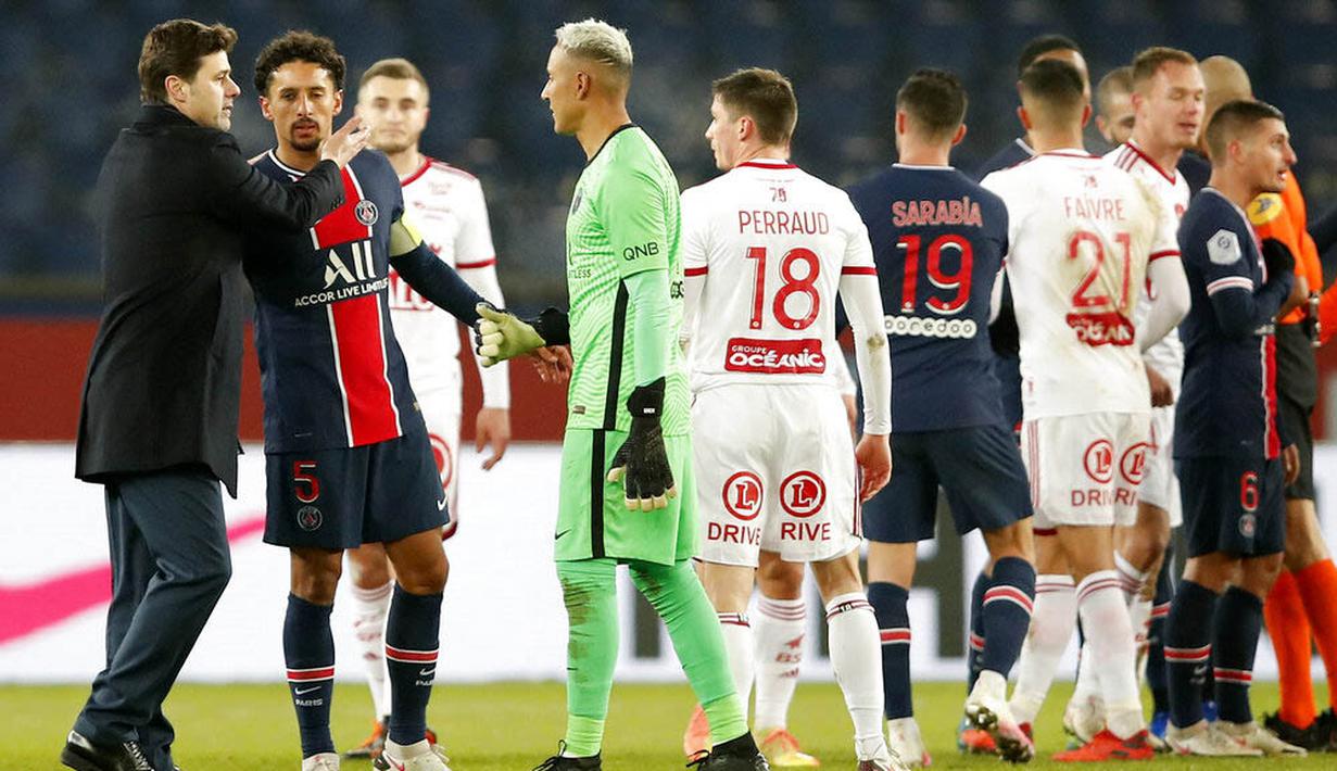 Pelatih Paris Saint-Germain (PSG), Mauricio Pochettino, menyapa Marquinhos dan Keylor Navas usai pertandingan melawan Brest pada laga Liga Prancis di Stadion Parc des Princes, Sabtu (9/1/2021). PSG menang dengan skor 3-0. (AP Photo/Francois Mori)