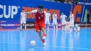 Pemain Timnas Futsal Indonesia, Israr Megantara gagal mengeksekusi tendangan penalti dalam laga final Piala Asia Futsal 2026 melawan Iran yang berlangsung di Indonesia Arena, Senayan, Jakarta, Sabtu (07/02/2026). (Bola.com/Bagaskara Lazuardi)