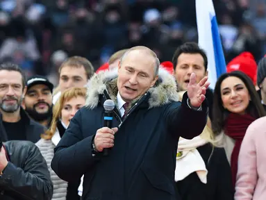 Kandidat presiden Rusia, Vladimir Putin memberikan pidato dalam sebuah kampanye pencalonannya di stadion Luzhniki di Moskow (3/3). Puluhan ribu pendukung Presiden Rusia Vladimir Putin berkumpul untuk mengikuti kampanye. (AFP/Kirill Kudryavtsev)