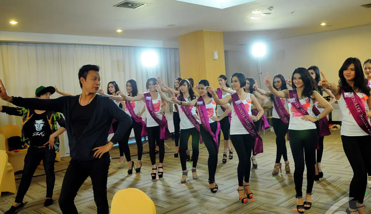 Di bawah pimpinan Uncle Jo (Johan Jafar), mereka mendapatkan berbagai arahan seputar bidang koreografi, Jaktim, Minggu (19/10/2014) (Liputan6.com/Faisal R Syam)