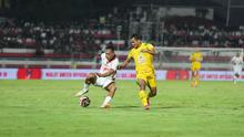 Gelandang Malut United, Taufik Rustam mencoba melewati penjagaan ketat dari bek kanan Persebaya, Catur Pamungkas dalam laga pekan ke-29 BRI Super League 2025/2026 di Stadion Gelora Kie Raha, Ternate, Maluku Utara, Kamis (23/4/2026). (Dok. Malut United)