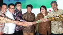 Dirut PT Pertamina Elia Massa Manik (keempat kiri) foto bersama usai jumpa pers di Gedung Pertamina, Jakarta, Kamis (16/3). Elia dipilih berdasarkan keputusan dari Rapat Umum Pemegang Saham (RUPS). (Liputan6.com/Angga Yuniar)