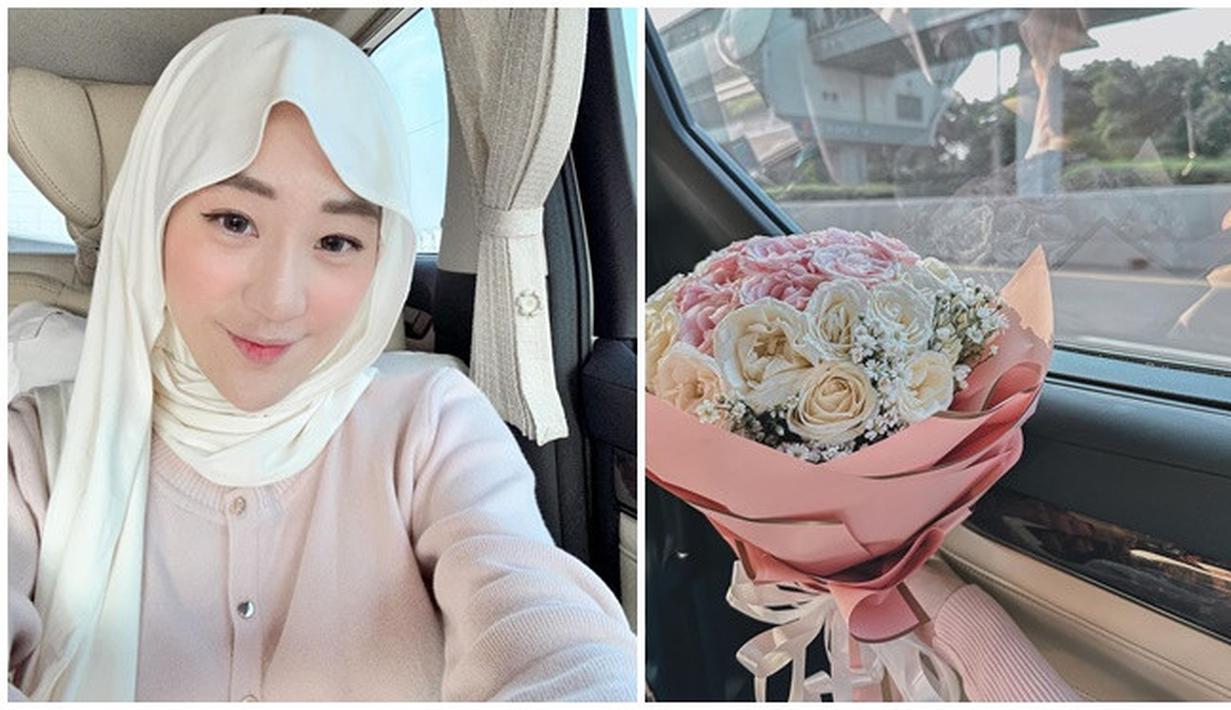 Unggahan Larissa Chou pada Maret 2024. Larissa dapat bunga mawar pink dan putih dari sang suami yang selaras dengan busana yang dikenakannya saat itu. Tissue paper nya warna merah muda membuat buket bunga Larissa Chou dari suami ini makin cantik. Pamer senyuman manis, tak sedikit netizen yang sebut Larissa Chou makin bahagia usai menikah dengan Ikram Rosadi. (Liputan6.com/IG/@larissachou)