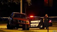 Kepolisian Dallas masih mencari mobil dari para pelaku. Hal ini karena mobil tersebut diduga kuat membawa bom.