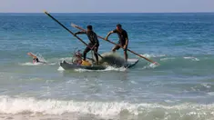 Nelayan Palestina mendayung di pantai Deir el-Balah, di Jalur Gaza Tengah pada 30 November 2023. (Mahmud Hams/AFP)