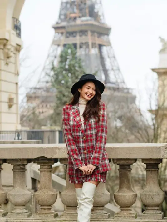 Tampil bak Emily Copper dengan padu padan checkered blazer set, boots, dan topi seperti Enzy Storia ini. [Instagram/enzystoria]