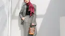 Dian Ayu tampil semi boyish kenakan set blazer tartan abu-abu. Dipadukan dengan inner hijan, hijab merah, dan heels [@dianayulestari]