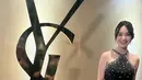 Amanda Manopo pun tampil mengenakan mini dress hitam dengan aksen blink-blink. Dipadukan stiletto heels warna senada, dan membawa clutch model kotak warna hitam. [@amandamanopo]
