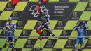 Podium juara MotoGP Prancis. Jorge Lorenzo juara diikuti Valentino Rossi dan pebalap Suzuki Ecstar, Maverick Vinales. (AFP/Charly Triballeau) 