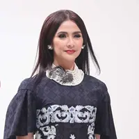 Enam artis cantik ini memiliki wajah yang awet muda dan tidak terlihat ada perubahan pada wajahnya dari tahun ke tahun.