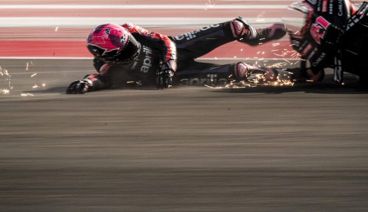 Pembalap Aprilia, Aleix Espargaro terjatuh dari motornya saat sesi latihan bebas MotoGP Indonesia 2023 di Sirkuit Mandalika, Lombok, Nusa Tenggara Barat, Jumat (13/10/2023). (AFP/Sonny Tumbaleka)