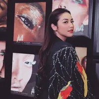 Velove Vexia memutuskan untuk berhijab dalam perannya sebagai Nania di film terbarunya berjudul Cinta Laki-laki Biasa. Namun di kehidupan nyata, ia belum siap untuk berhijab karena tak ingin dipaksa. (Instagram/vaelovexia)