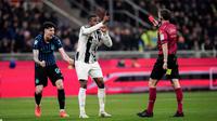 Pierre Kalulu dari Juventus bereaksi setelah mendapat kartu merah selama pertandingan Serie A antara Inter Milan dan Juventus, Minggu (15-2-2026) dini hari WIB di Milan, Italia. (Marco Alpozzi/LaPresse via AP)