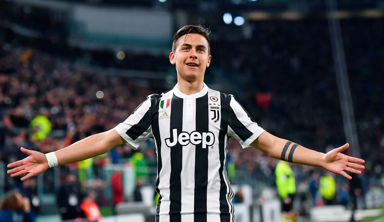 Striker Juventus Paulo Dybala melakukan selebrasi usai mencetak gol ke gawang AC Milan saat pertandingan Serie A Italia di Stadion Allianz di Turin (31/3). Pada pertandingan ini Juventus menang 3-1 atas AC Milan. (Alessandro Di Marco/ANSA via AP)