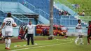 Pelatih Mitra Kukar Scott Cooper memberikan instruksi kepada para pemainnya saat laga melawan Persipura Jayapura di SCM Cup 2015, Stadion Kanjuruhan Malang, Selasa (20/1/2015). (Liputan6.com/Faizal Fanani)