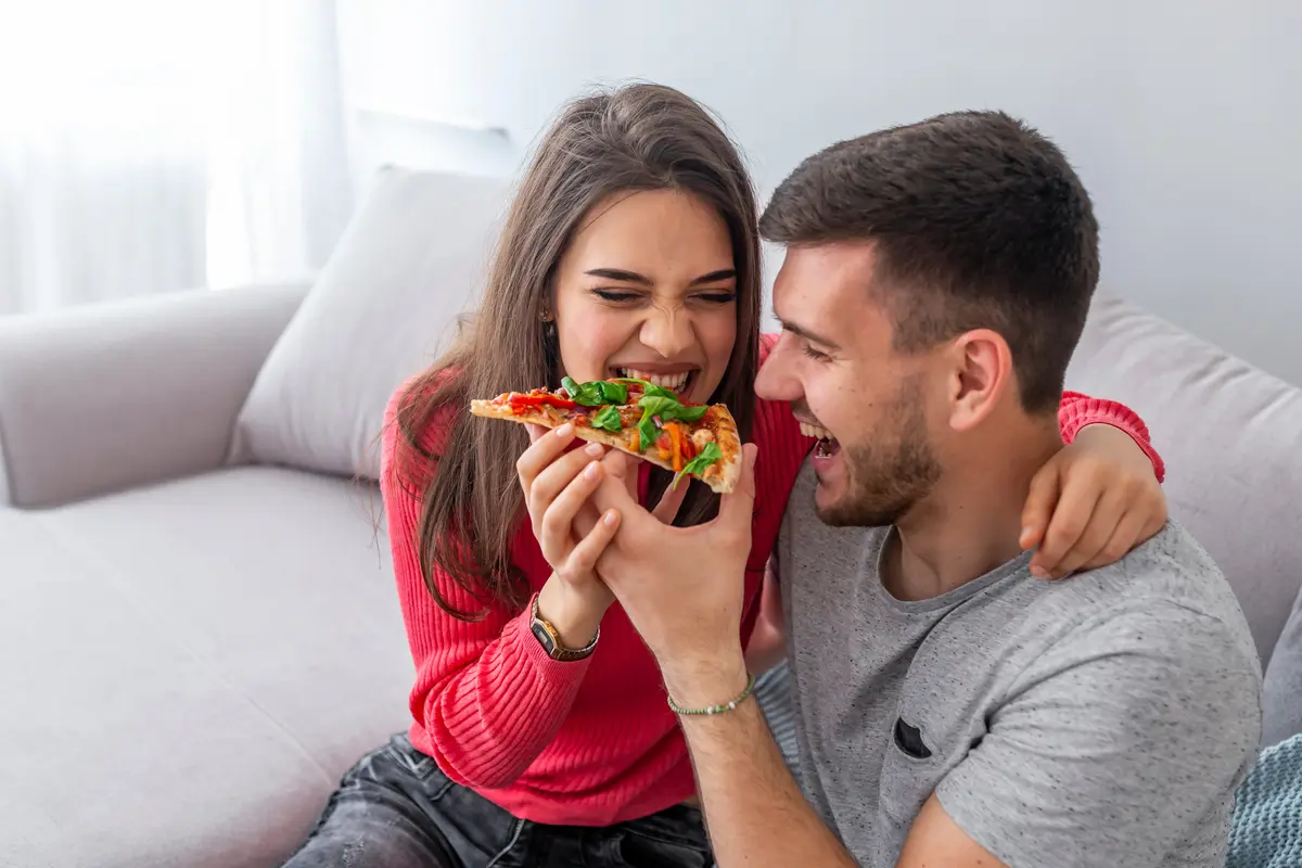 bahagia makan pizza