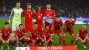 Formasi ini juga pernah tertangkap kamera ketika Kualifikasi Euro 2020. Saat itu Timnas Wales sedang berhadapan dengan Timnas Kroasia. Pose Ben Davies dan Tom Lockyer terkesan tak kompak dengan yang lain, serta barisan belakang yang kurang bergeser selangkah ke kanan. (Foto: AFP/Geoff Caddick)