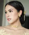 Maudy Ayunda tampil beda dengan gaya choker yang memeluk leher saat memakai kebaya (@maudyayunda)