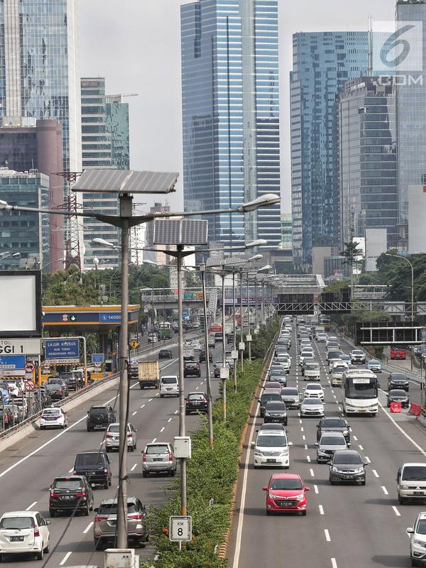 Sejumlah kendaraan melintasi tol dalam kota di kawasan Semanggi, Jakarta, Rabu (13/2). PT Jasa Marga Tbk (persero), mengumumkan akan melakukan penyesuaian tarif untuk 15 ruas jalan tol tahun 2019. (Liputan6.com/Faizal Fanani)