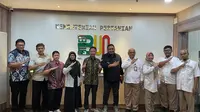 Dekan Sekolah Vokasi Undip Prof Dr Budiyono bersama Kaprodi TEKM dan RTM beserta para pejabat Kementerian Pertanian usai kesepakatan kerjasama. Foto: liputan6.com/edhie prayitno ige&nbsp;