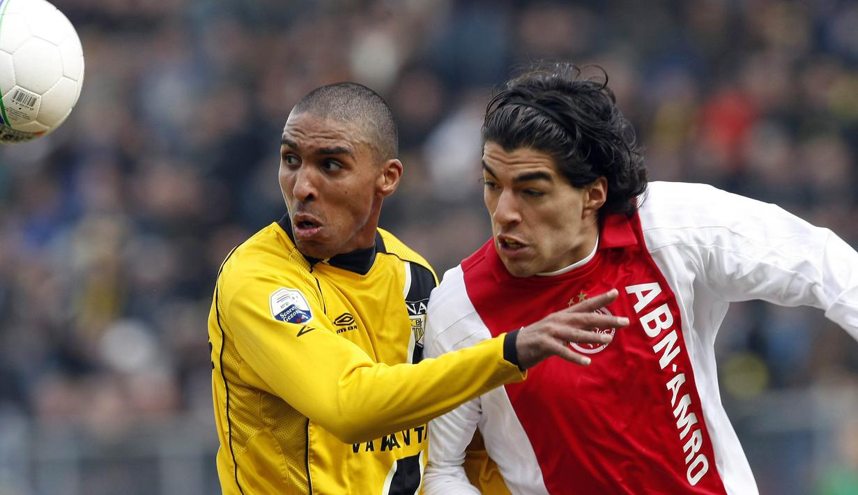 6. Luis Suarez - Mendatangkannya dari Groningen membuktikan kualitas dari pencari bakat Ajax Amsterdam dalam memilih wonderkid. Bomber yang kini membela Barcelona itu telah mencetak 81 gol dari 110 penampilan bersama de Godenzonen. (AFP/Marcel Antonisse)
