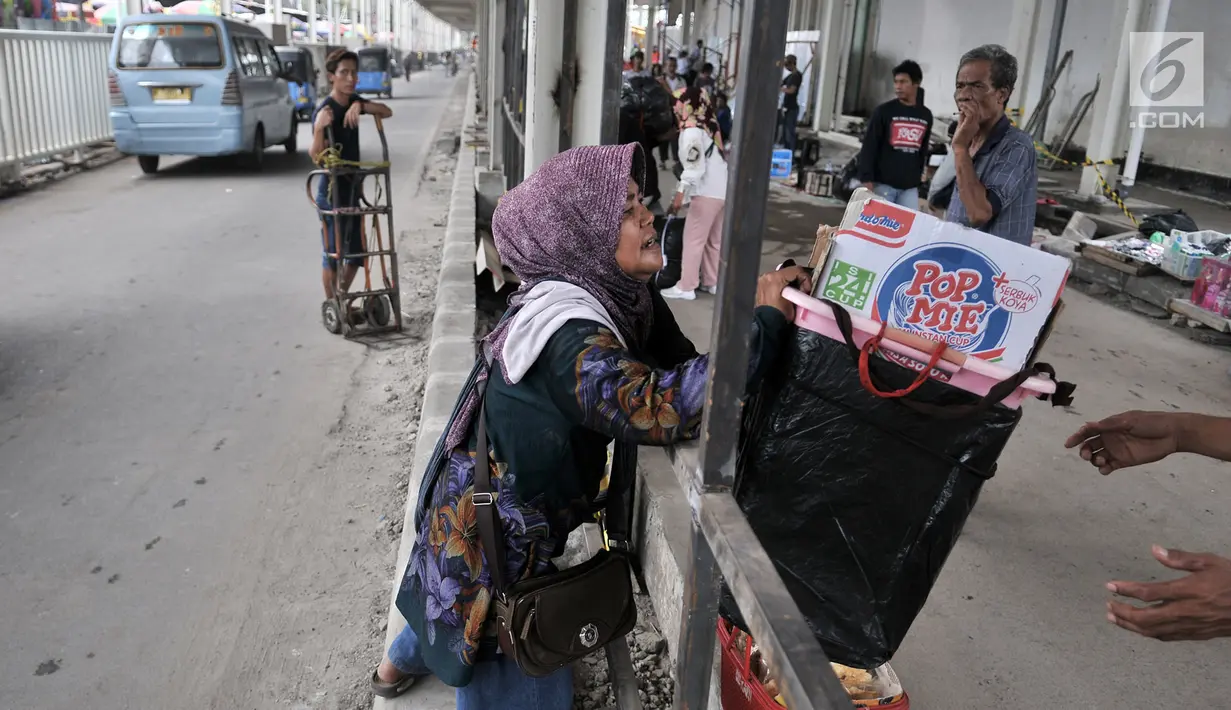 Pedagang kaki lima (PKL) berjualan di Jalan Jatibaru, Tanah Abang, Jakarta, Selasa (23/10). Kesemrawutan di Jalan Jatibaru ditambah parah dengan adanya pejalan kaki yang nekat melintasi pagar pembatas. (Merdeka.com/Iqbal Nugroho)