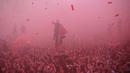 Ribuan fans Liverpool memadati jalan-jalan kota untuk menyambut tim kebanggaan mereka yang melakukan parade di atas bus terbuka pada Minggu (29/05/2022) waktu setempat. Musim ini, The Reds berhasil meraih dua trofi yaitu Piala FA dan Piala Liga Inggris. (AFP/Oli Scarff)