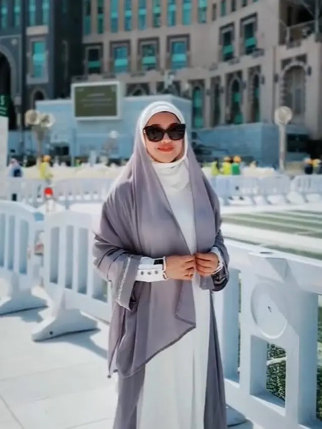6 Outfit Gamis Sarah Azhari saat Umrah, Kompak Bareng Tia dan Lukman Azhari