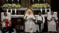 Paus Fransiskus (kedua kiri) berbicara kepada anggota komunitas Katolik di Katedral Santa Perawan Maria Diangkat ke Surga di Jakarta pada tanggal 4 September 2024. (Dita ALANGKARA/POOL/AFP)