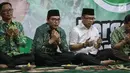 Waketum DPP PPP Amir Uskara (kedua kanan) berdoa saat Tasyakuran di Gedung DPP PPP, Diponegoro, Jakarta, Jumat (15/11). Tasyakuran tersebut bentuk syukur karena PPP kubu Romahurmuziy telah Menempati kantor DPP PPP Diponegoro. (Liputan6.com/Faizal Fanani)