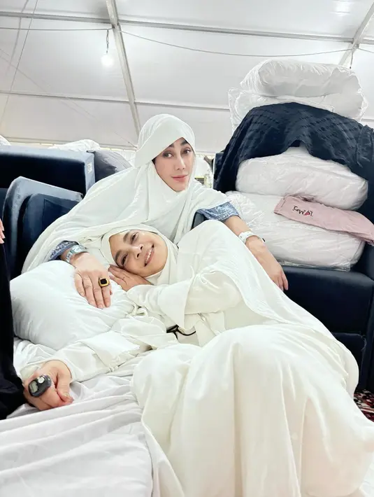 Gemasnya potret kebersamaan antar besan ini. Mama Rieta tidur di pangkuan Mama Amy dalam balutan busana serba putih. [Foto: Instagram/rieta_amilia]