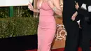 Penyanyi Katy Perry saat tiba di ajang acara Golden Globe Awards 2016 di Beverly Hills, California, Minggu (10/1). Mantan istri Russell Brand  itu tampil seksi dengan gaun pink berbelahan dada rendah. (Jason Merritt/Getty Images/AFP)