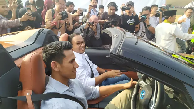 Gubernur DKI Jakarta Anies Baswedan ikut serta dalam konvoi kendaraan listrik,