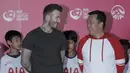 Legenda sepak bola Inggris, David Beckham berbincang dengan Menpora RI, Imam Nahrawi  di Stadion Soemantri Brodjonegoro, Jakarta, Minggu (25/3/2018). AIA membagikan 10.000 bola kepada akademi sepak bola di Indonesia. (Bola.com/M Iqbal Ichsan)