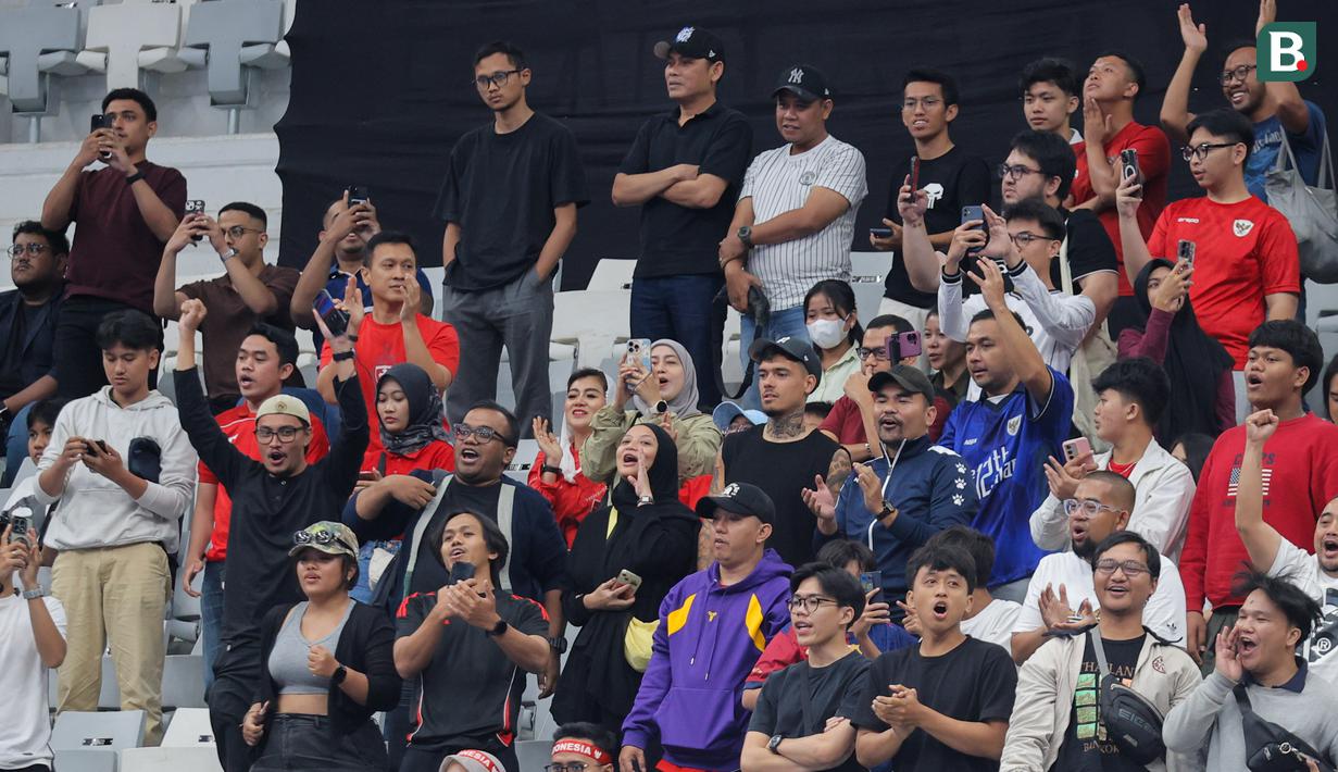 Pemain baru Persija Jakarta, Shayne Pattynama tampak menonton laga Piala Asia Futsal 2026 antara Timnas Futsal Indonesia melawan Irak di Indonesia Arena, Senayan, Jakarta, Sabtu (31/01/2026). (Bola.com/Bagaskara Lazuardi)