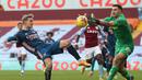 Peluang emas juga diperoleh Arsenal lewat tendangan voli dari Martin Odegaard yang masih melambung ke atas gawang Emiliano Martinez. (Foto: AFP/Pool/Catherine Ivill)
