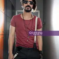 "Hot papa itu orang yang ngomong ya. Kalau gue ya melakuan hal-hal yang gue suka saja. Kayak di panggung gue suka joget, suka mengekspresikan apa yang gue nyanyikan," ungkap Ariyo Wahab berbincang dengan Bintang.com. (Bambang E. Ros/Bintang.com)
