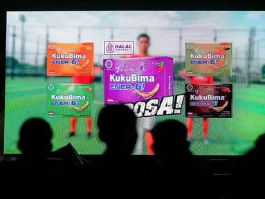 Acara MALAMNYA BOLA 2024 yang menyajikan nonton bersama laga Timnas Indonesia menghadapi Filipina yang juga menyuguhkan hiburan musik dan aneka gim seru di area Jakarta International Velodrome, Rawamangun, Selasa (11/6/2024) dihadiri oleh ribuan suporter Timnas Garuda. Kehadiran para suporter dalam acara yang disponsori salah satunya oleh minuman berenergi Kuku Bima mampu memerahkan venue acara. Meski sempat diguyur hujan, antusiasme suporter terbayar dengan kemenangan Timnas Indonesia 2-0 yang membawa skuad Shin Tae-yong melaju ke putaran ketiga kualifikasi Piala Dunia 2026. (Bola.com/Bagaskara Lazuardi)