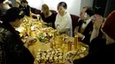 Para tamu menghadiri acara makan malam bernuasa emas 24 karat di Paris, Prancis, 28 Maret 2019. Makan malam tersebut disajikan oleh seniman Prancis, Frederique Lecerf. (REUTERS/Philippe Wojazer)