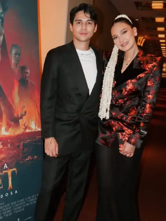 Luna pun didampingi suaminya, Maxime Bouttier yang mengenakan setelan hitam dari atasan jas dan celana panjangnya.  [@snap.nuel/@claudianrh]