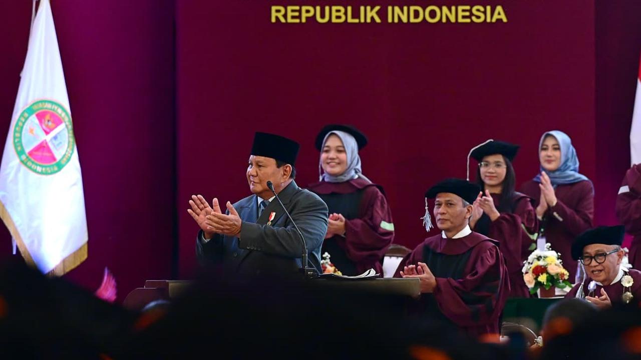 Presiden Prabowo Subianto saat menghadiri Sidang Senat Terbuka Wisuda 521 Sarjana Universitas Kebangsaan Republik Indonesia (UKRI) di Bandung, Jawa Barat, Sabtu (18/10/2025).