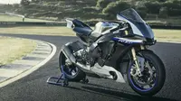 Yamaha R1 warna Tech Black.