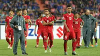 Pemain Timnas Indonesia berjalan lesu usai laga final kedua Piala AFF 2016 melawan Thailand di Rajamangala National Stadium, Bangkok, Sabtu (17/12). Thailand menang 2-0 atas Indonesia. (Liputan6.com/HelmiFithriansyah)