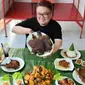 Hendra sebagai salah satu food blogger atau yang dikenal dengan BigguyTravels tengah mereview kuliner salah satu UMKM. (Liputan6.com)