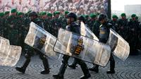 Prajurit Tentara Nasional Indonesia Angkatan Darat (TNI AD) berbaris dengan penuh perhatian saat unjuk kekuatan menjelang pelantikan presiden terpilih Prabowo Subianto sebagai presiden ke-8 Indonesia, Jumat, 18 Oktober 2024. (AP Photo/Tatan Syuflana)