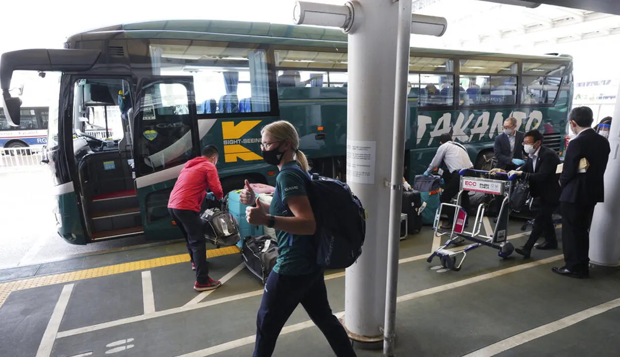 Pemain timnas softball Australia berjalan menuju bus mereka setibanya di Bandara Internasional Narita, Narita, Jepang, Selasa (1/6/2021). Timnas softball Australia termasuk di antara yang paling awal datang untuk Olimpiade Tokyo. (AP Photo/Eugene Hoshiko, Pool)