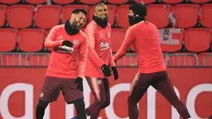 Lionel Messi dan Arturo Vidal tampak menikmati saat latihan berlangsung jelang digelarnya laga lanjutan Grup B Liga Champions kontra PSV Eindhoven, Rabu (28/11). Dalam laga kali ini Luis Suarez diragukan tampil karena cedera. (AFP/Emmanuel Dunand)