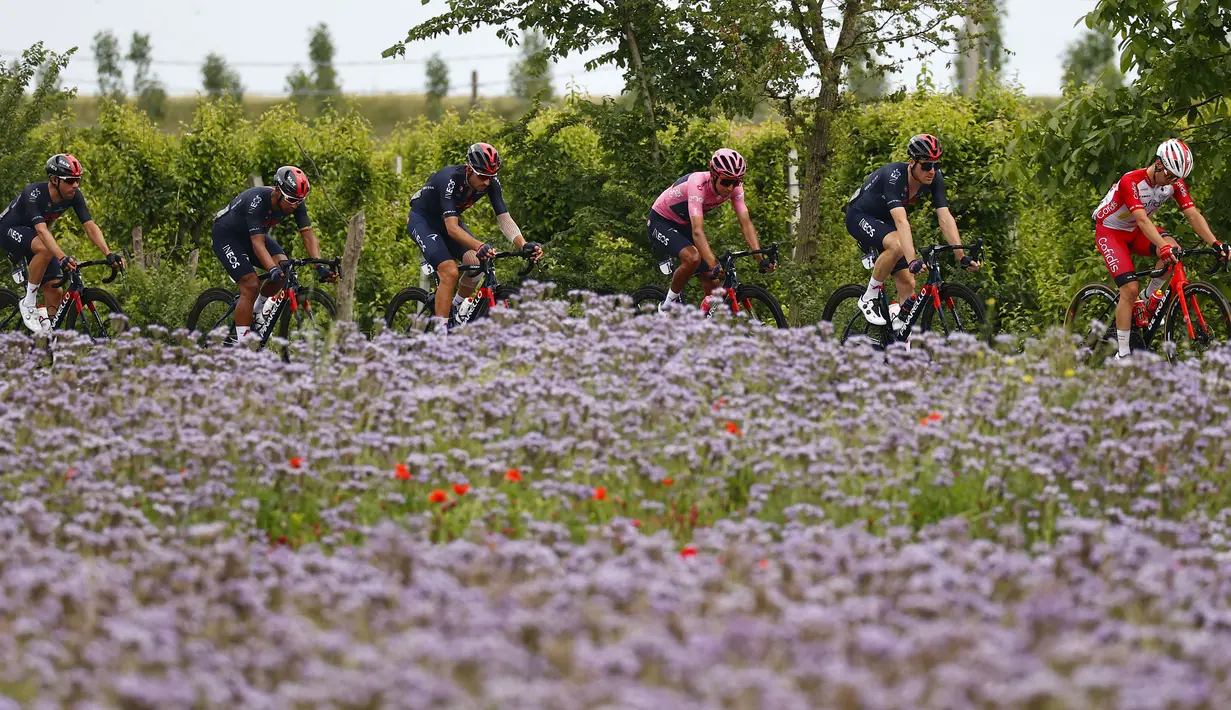 Di usianya yang menginjak 24 tahun ini, karir Egan Bernal akan terus berkembang. Kemenangannya di Giro d’Italia ini akan mengukuhkannya menjadi ujung tombak Tim Ineos Grenadiers dalam even-even Grand Tour berikutnya. (Foto: AFP/Luca Bettini)