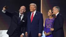 Presiden FIFA Gianni Infantino berfoto selfie dengan Presiden Amerika Serikat Donald Trump, Presiden Meksiko Claudia Sheinbaum, dan Perdana Menteri Kanada Mark Carney dalam acara drawing Piala Dunia 2026, Sabtu (6/12/2025). (AP Photo/Evan Vucci)