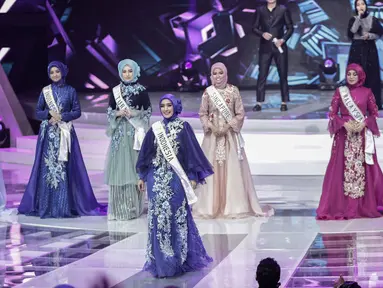 Top 10 finalis yang lolos dalam malam puncak Puteri Muslimah Asia 2018 di Jakarta, Senin (7/5). Peserta yang lolos berasal dari Indonesia, Malaysia, Brunei Darussalam, Turki, Timor Leste, dan Singapura. (Liputan6.com/Faizal Fanani)